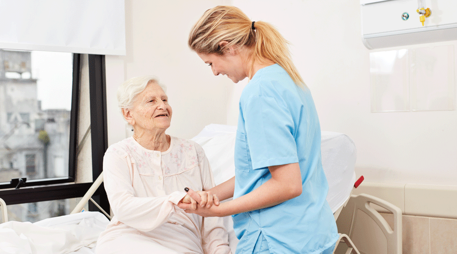 Aide-soignante s'occupe d'une patiente à l'hôpital