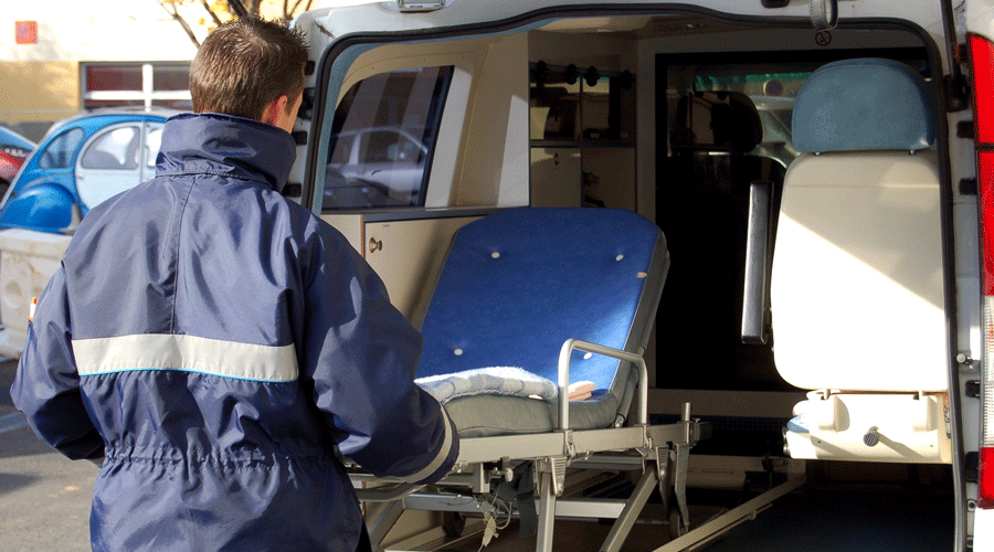 Ambulancier dans son ambulance à l'hôpital