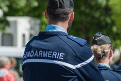 Gendarme de la gendarmerie en uniforme en service