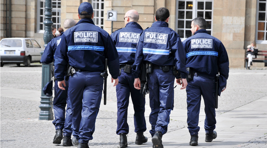 Policiers municipaux en patrouille dans les rues